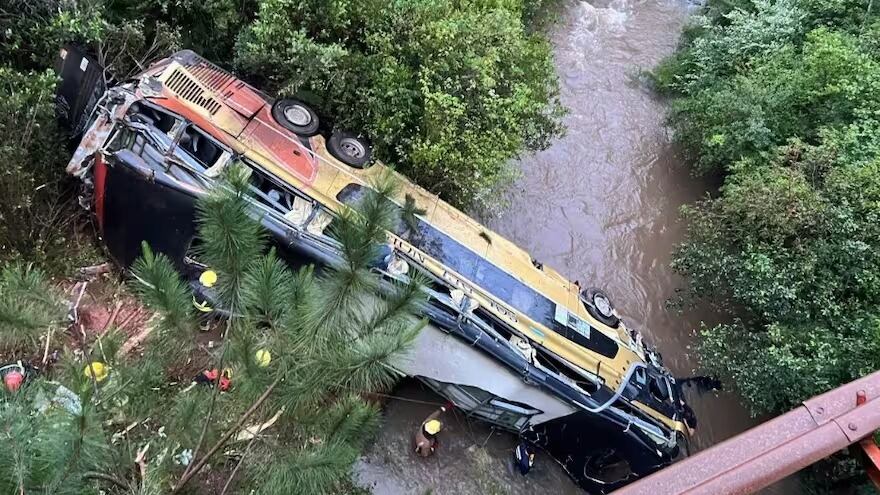 El micro terminó en un arroyo tras precipitarse desde un puente.