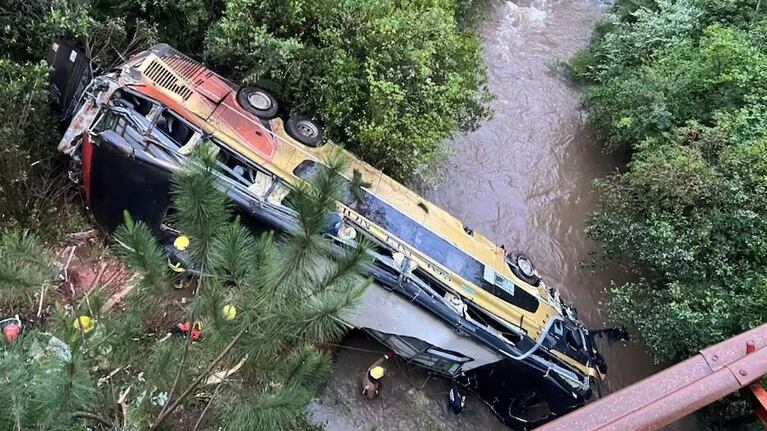 El micro terminó en un arroyo tras precipitarse desde un puente.