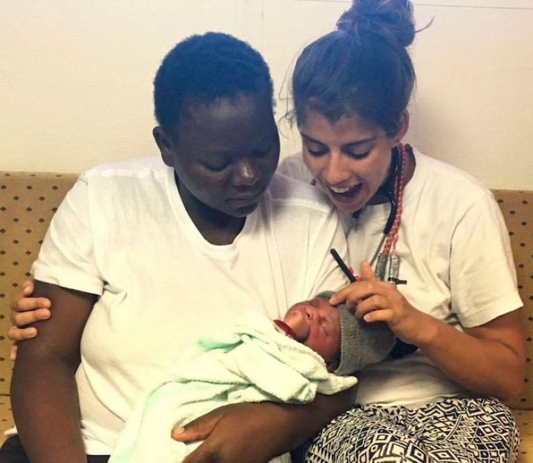 El milagroso rescate de un bebé que nació en el mar Mediterráneo 