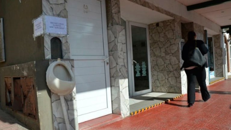 El mingitorio en la pared de la clínica (Foto: Diario de la República)