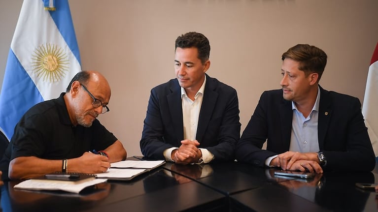El ministro Calvo firmó el acuerdo con el titular del Sep, Sergio Castro.