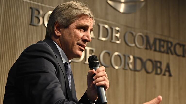 El ministro Caputo disertó en la Bolsa de Comercio de Córdoba.