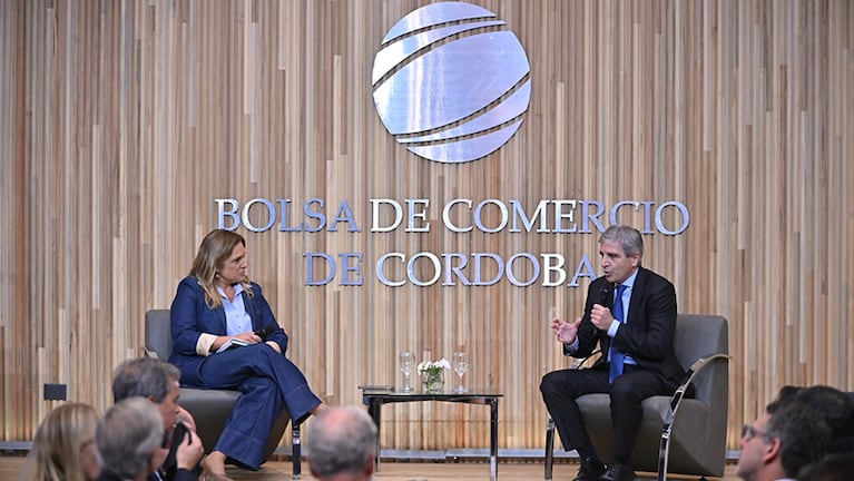 El ministro Caputo en la Bolsa de Comercio de Córdoba.