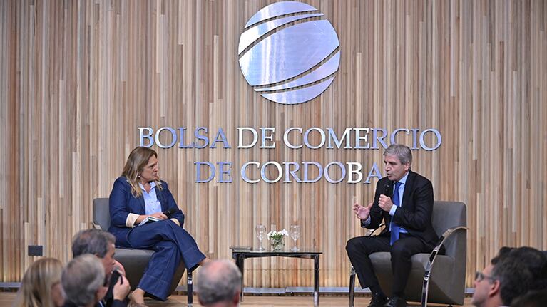 El ministro Caputo en la Bolsa de Comercio de Córdoba.
