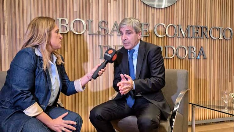 El ministro Caputo en la Bolsa de Comercio de Córdoba. Foto: Pablo Olivarez / El Doce.