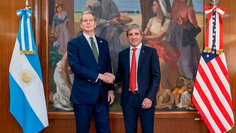 El ministro Caputo junto a Scott Bessent.