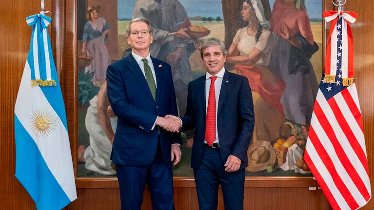 El ministro Caputo junto a Scott Bessent.