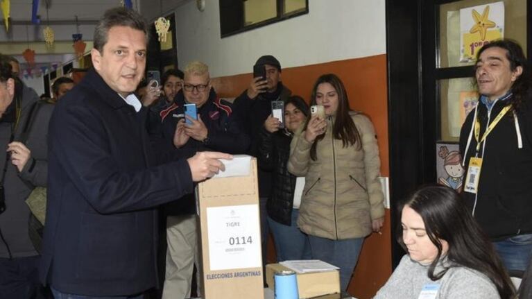 El ministro de Economía fue acompañado de su esposa, Malena Galmarini.
