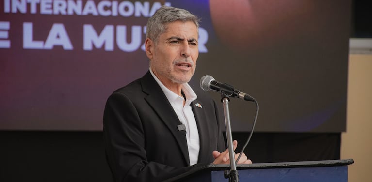 El ministro expresó su dolor por el crimen del policía.