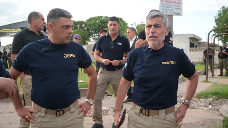 El ministro Juan Pablo Quinteros junto al jefe de Policía, Alejandro Marín.