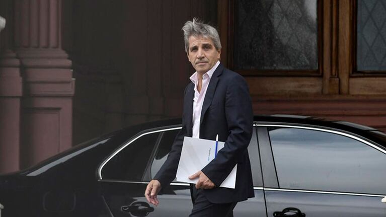 El ministro Luis Caputo destacó la eliminación de la emisión monetaria.