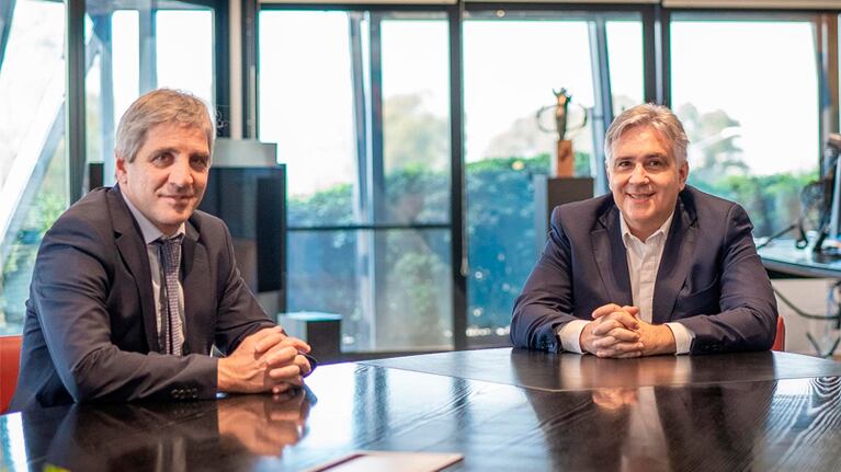 El ministro Luis Caputo junto al gobernador Llaryora.