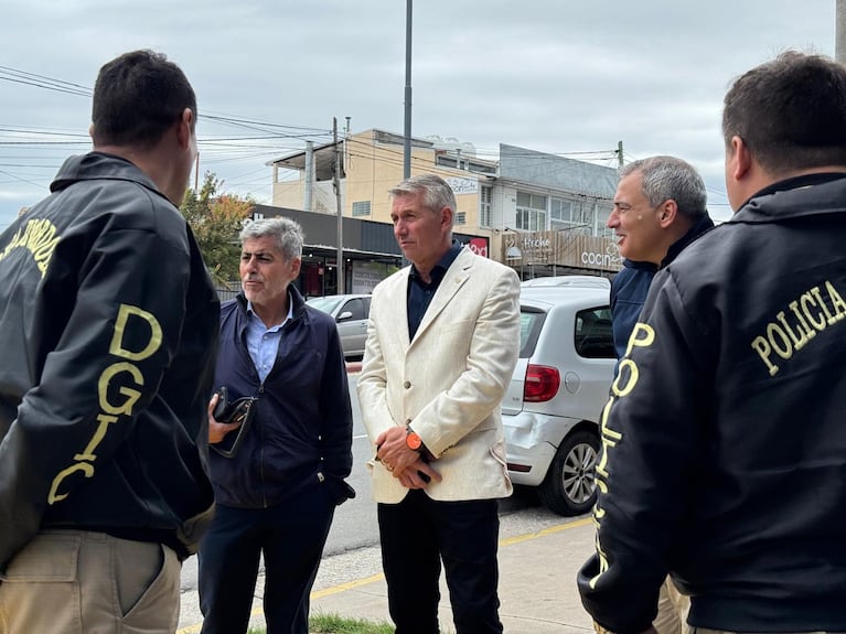 El ministro Quinteros estuvo presente en el operativo. (Foto: Policía de Córdoba) 