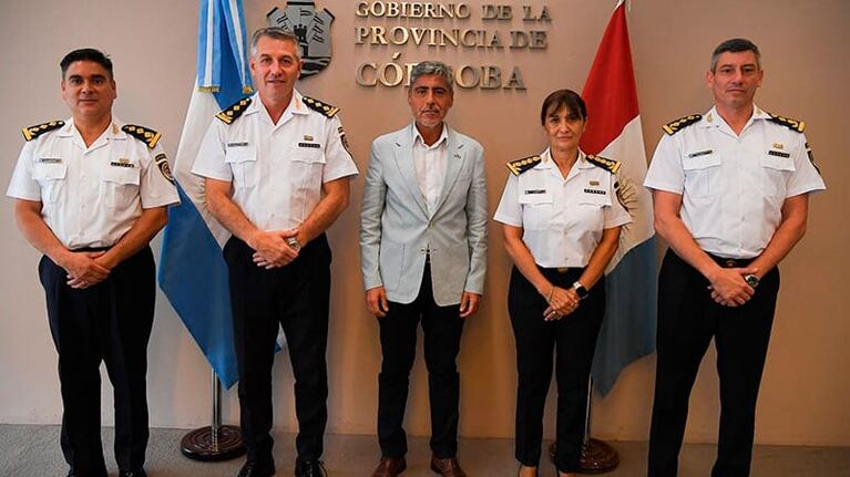 El ministro Quinteros junto a las autoridades entrantes y salientes de la Policía.