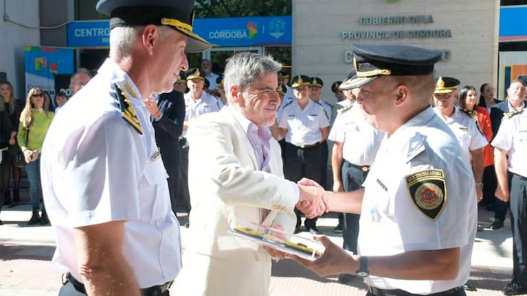 El ministro Quinteros participó del acto de condecoración.