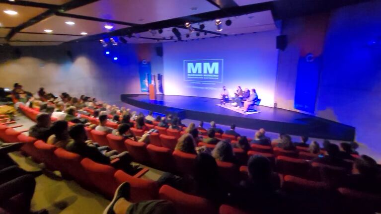 El mismo surge como parte de un plan institucional donde estudiantes y profesores de todas las carreras.
