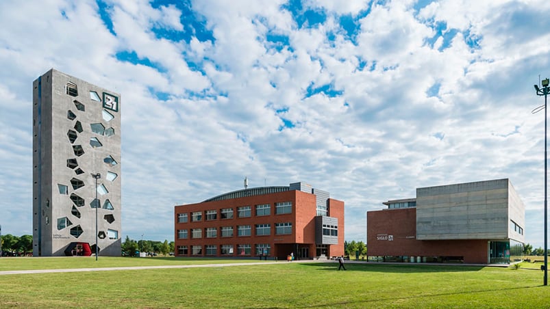 El moderno Campus que la UES 21 tiene al frente Aeropuerto Taravella.  