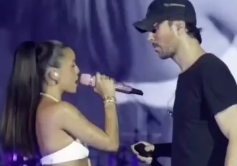El momento antes al beso sorpresivo de Enrique Iglesias a Emilia.