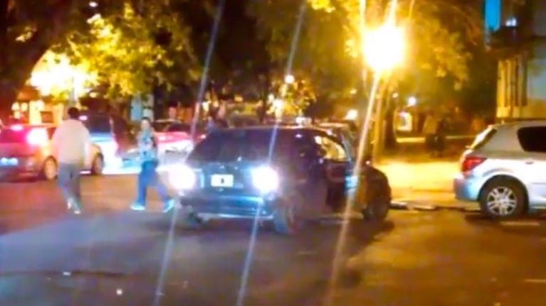 El momento de furia del conductor a la salida de un bar.
