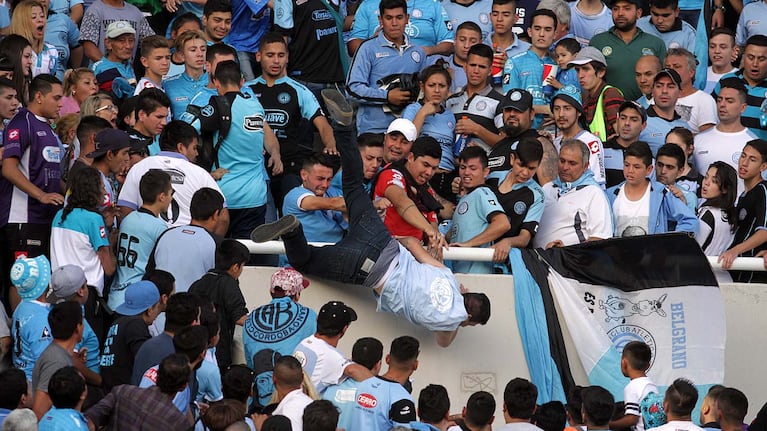 El momento de la caída de Emanuel por la tribuna.