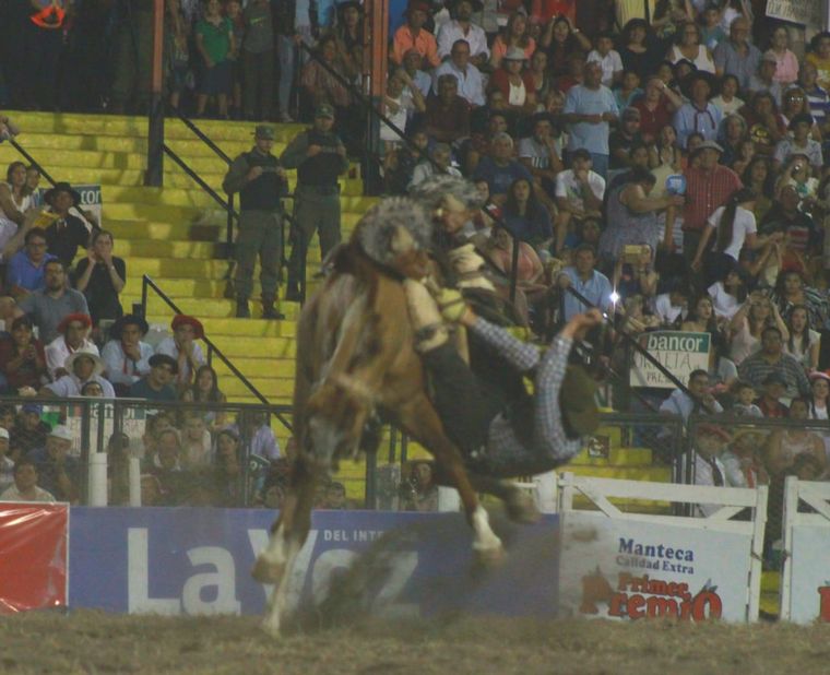 El momento de la caída del jinete. Foto: gentileza.