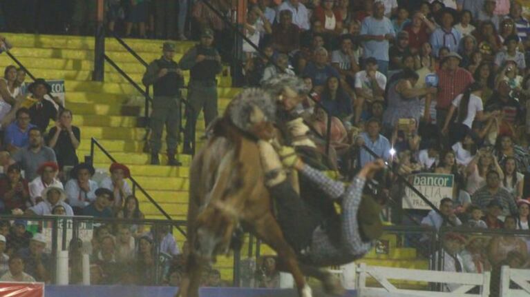 El momento de la caída del jinete. Foto: gentileza.