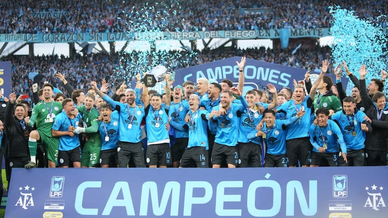 El momento de la coronación a Belgrano campeón.