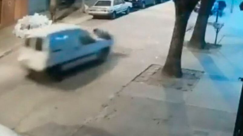 El momento de la embestida en una calle del conurbano bonaerense. 