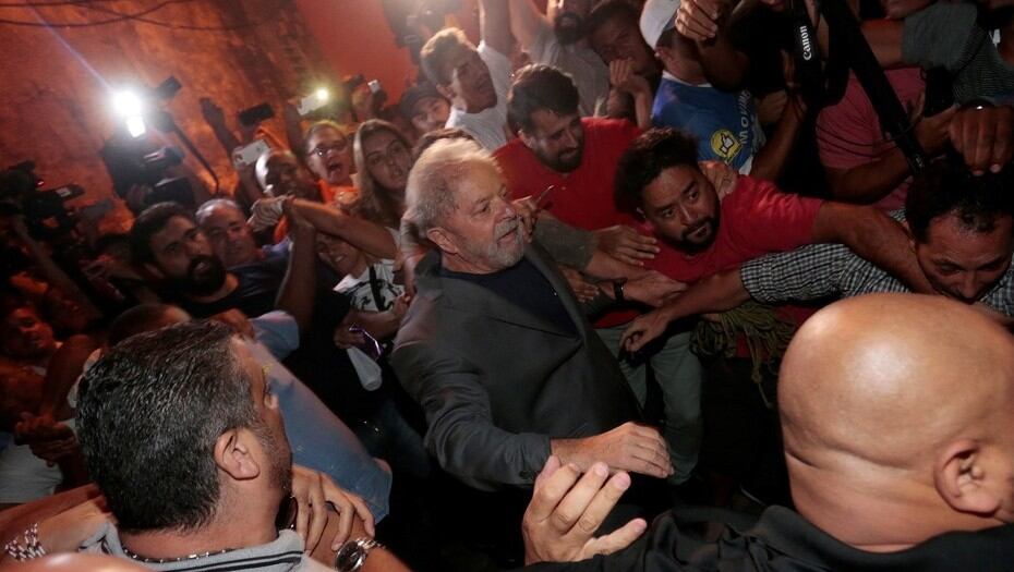 El momento de la entrega de Lula.