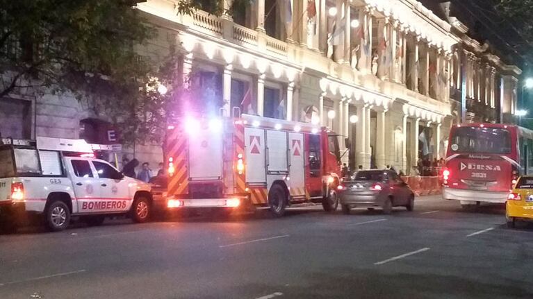 El momento de la evacuación y la presencia de los bomberos. / Foto: Walter Vázquez Twitter