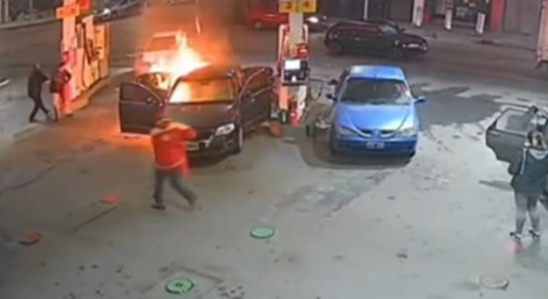 El momento de la explosión en la estación de servicio.
