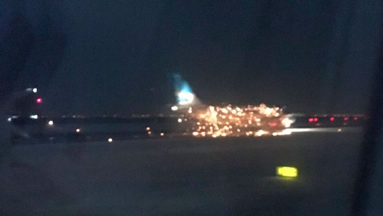 El momento de la explosión en la turbina del avión de Aerolíneas Argentinas.