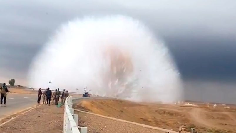 El momento de la explosión estremece por el poder de la bomba. 