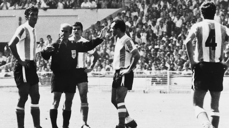 El momento de la expulsión de Rattin ante Inglaterra (Foto: AP).