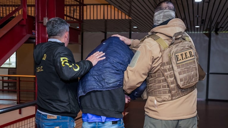 El momento de la llegada de uno de los hombres acusados en Córdoba.