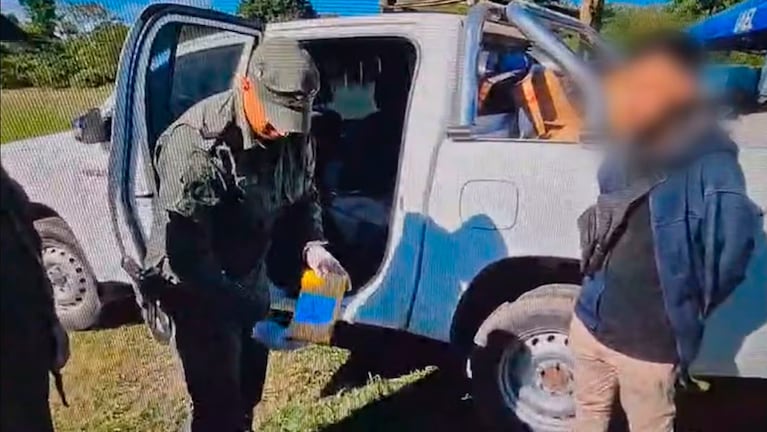 El momento de la requisa de los efectivos. Foto: captura TN.