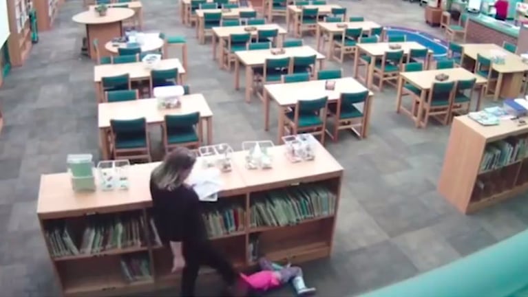 El momento de la violenta escena en la biblioteca del colegio.