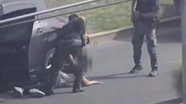 El momento de las detenciones en la ciudad de Córdoba.