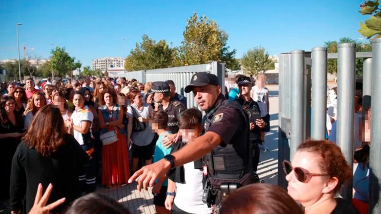 El momento de tensión que se vivió en la puerta de la escuela.
