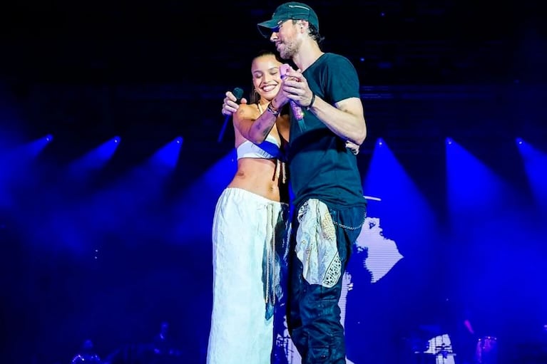 El momento de zozobra que vivió Emilia Mernes por un beso sorpresivo en un show de Enrique Iglesias