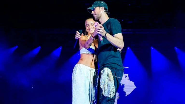 El momento de zozobra que vivió Emilia Mernes por un beso sorpresivo en un show de Enrique Iglesias