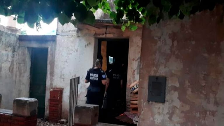 El momento del allanamiento en la vivienda.