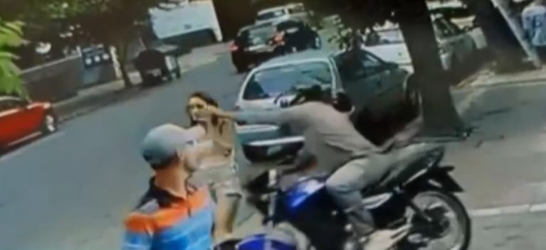 El momento del arrebato en pleno barrio Güemes.