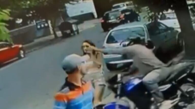 El momento del arrebato en pleno barrio Güemes.