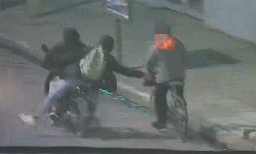 El momento del asalto a un joven de 17 años que iba en bici.