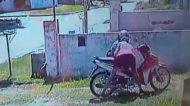 El momento del asalto en el jardín de la casa.