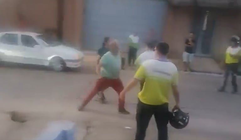 El momento del ataque a los agentes.