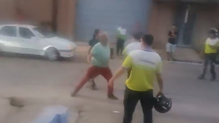 El momento del ataque a los agentes.
