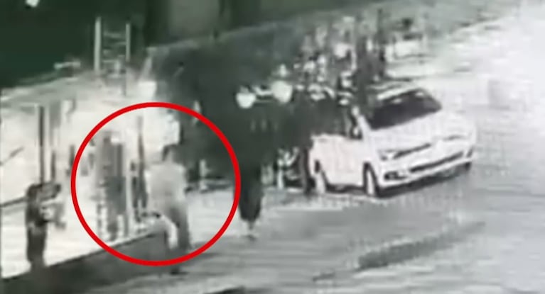 El momento del ataque al naranjita, antes de balear al policía.