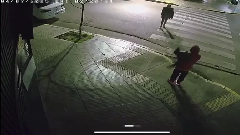 El momento del ataque captado por cámaras de seguridad.
